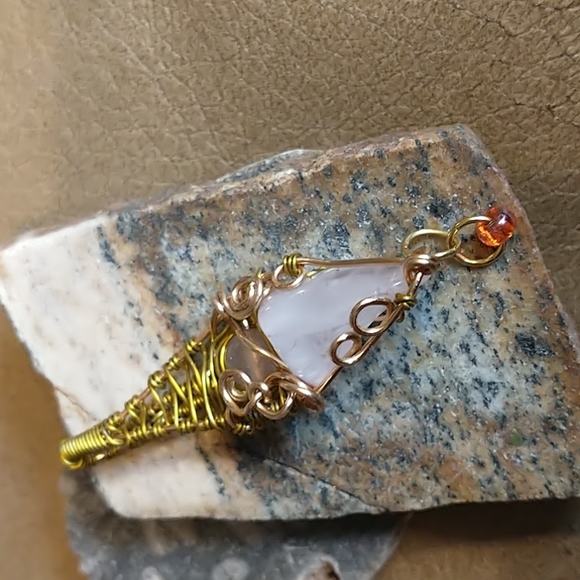 NWT Beautiful Rose Quartz Hand Wire Wrapped Pendant - Picture 1 of 6